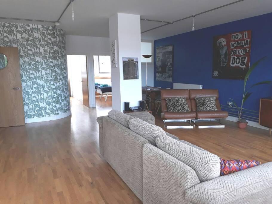 Trendy, Urban Open Plan Apartment Bristol Extérieur photo